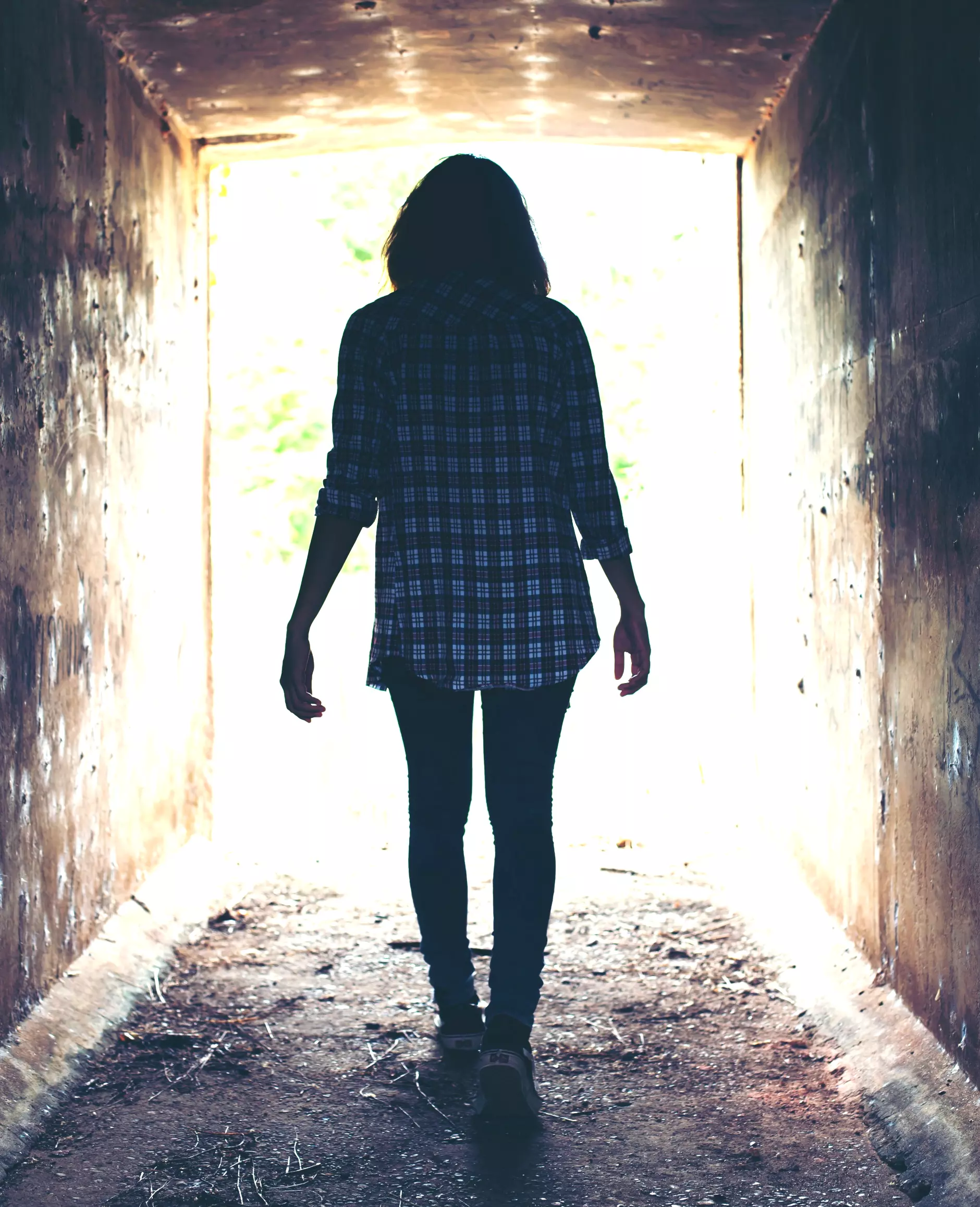 Femme devant un tunnel